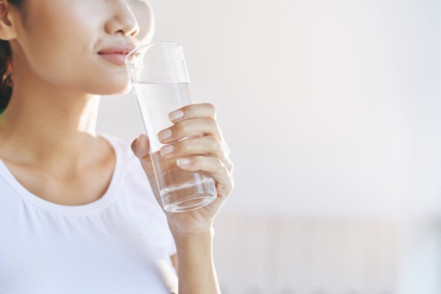 Uống đủ nước để đảm bảo hoạt động của cơ thể
